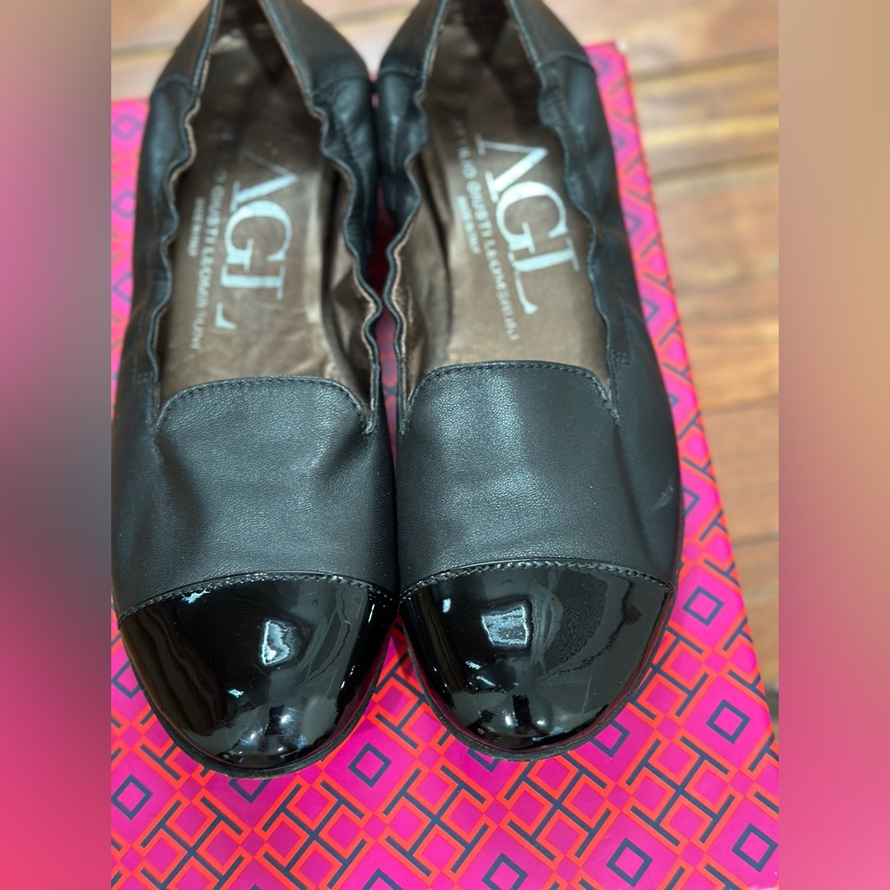 AGL Womens Black Leather Patent Leather Cap Toe flat/Loafers Shoes